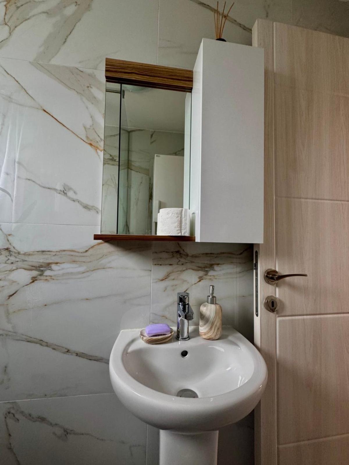 Lakeside Harmony Apartment Golubovci Buitenkant foto